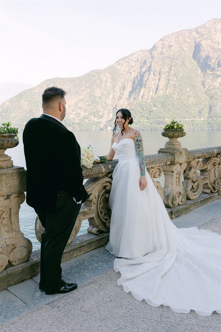 A couple at the balustrade, with the mountains behind