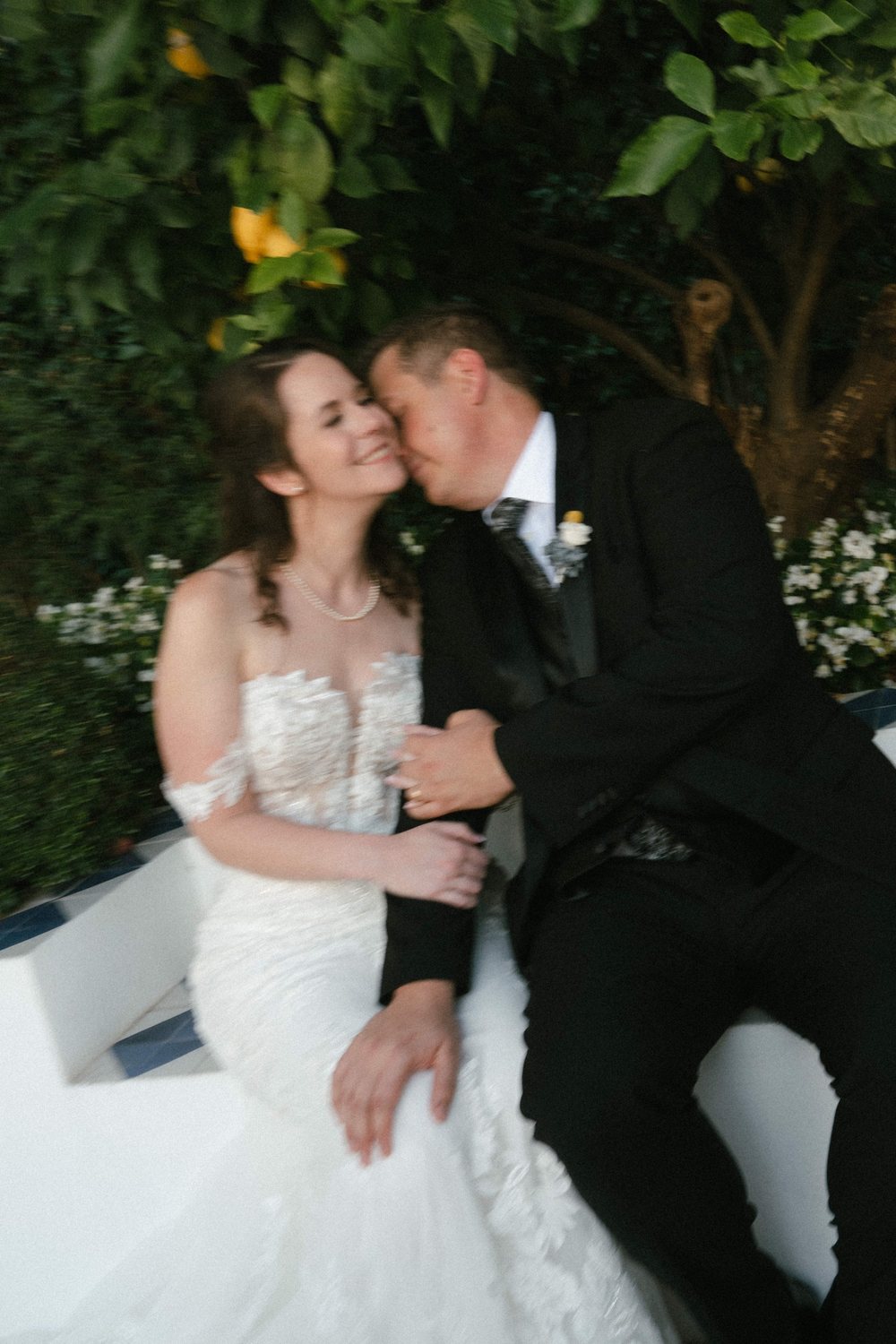 A kiss on a white seat among the garden greenery