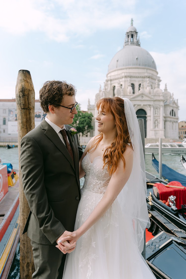 A couple by the gondolas in front of Santa Maria della Salute