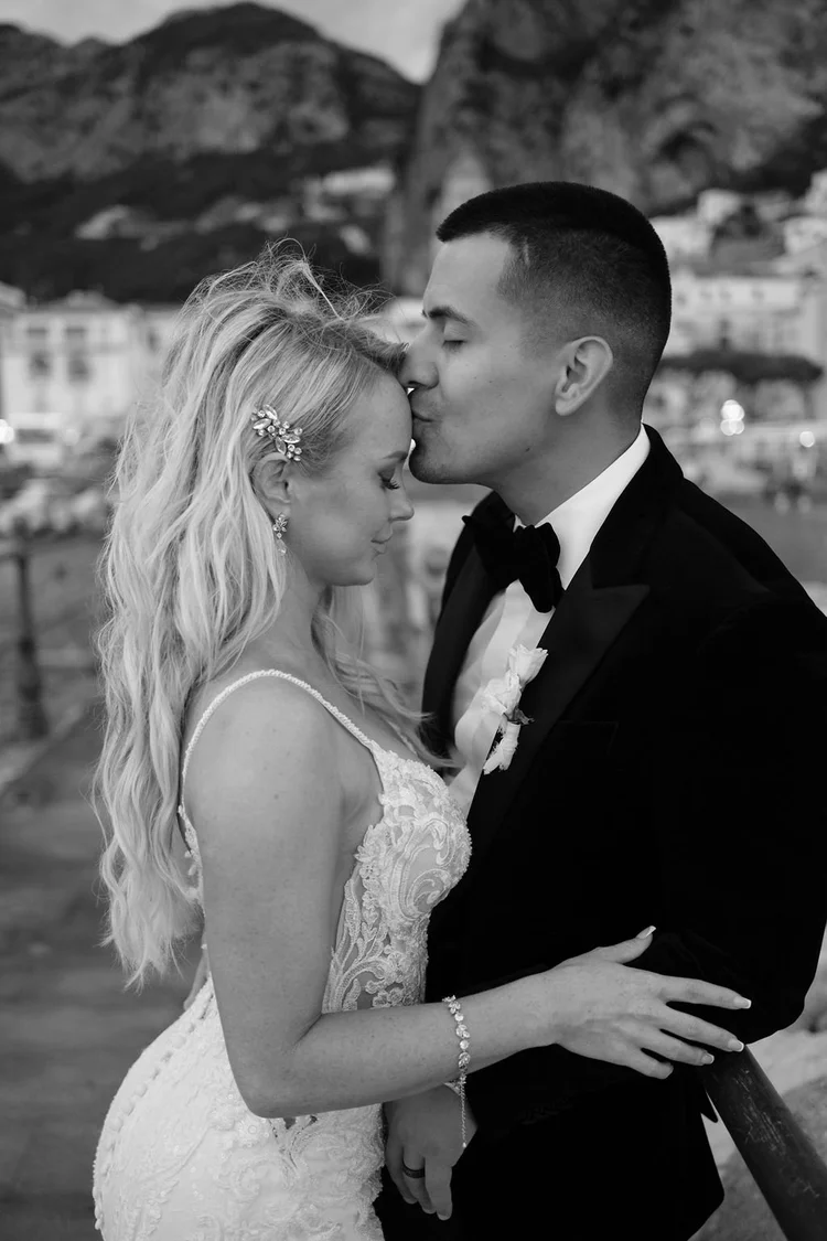A black and white portrait of a couple in Amalfi