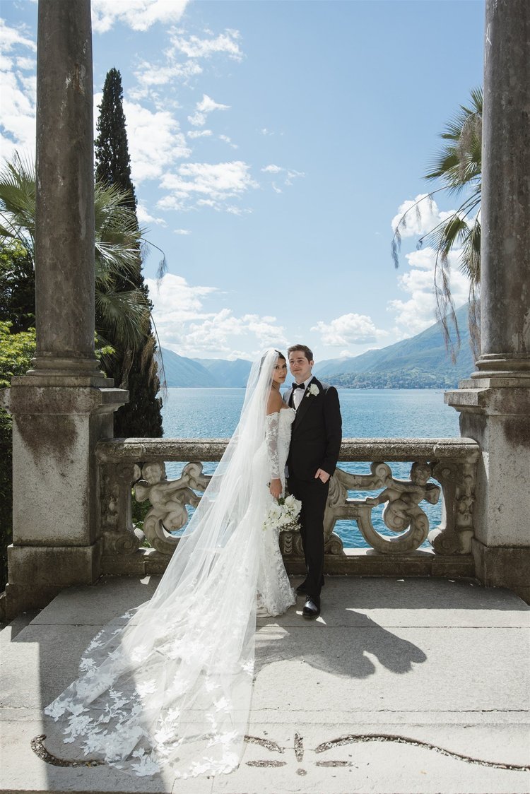 A couple among the columns and palms of the gardens