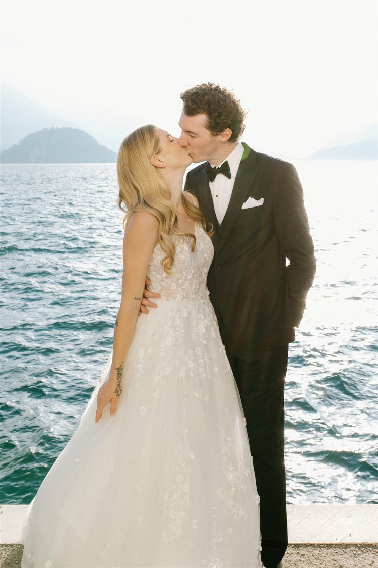 A kiss by the water’s edge