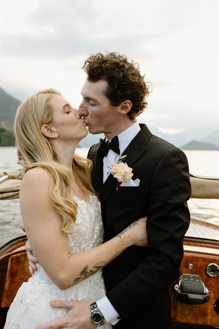 A kiss on the boat