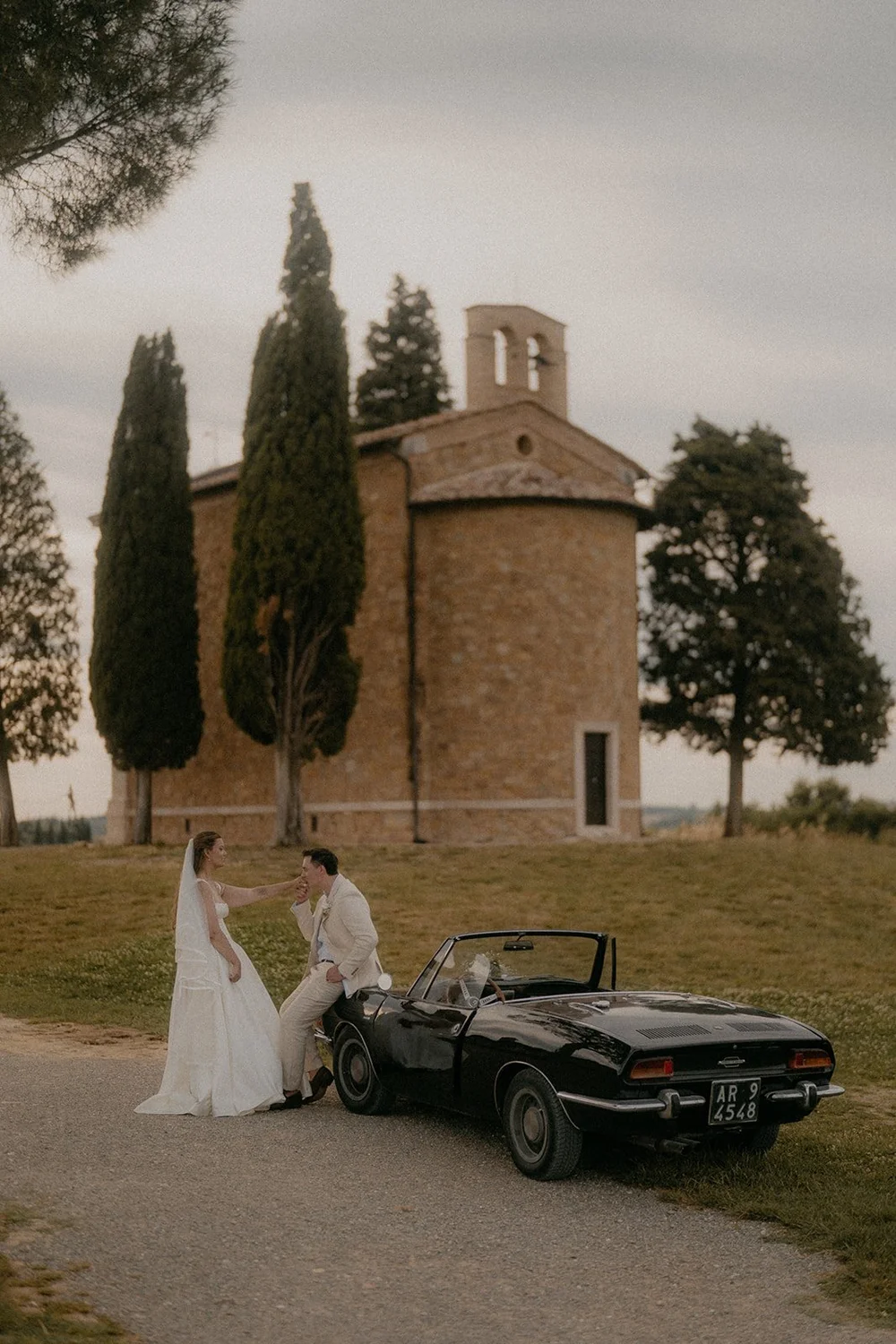 A countryside chapel in a UNESCO landscape — already designed elopement, Tuscany