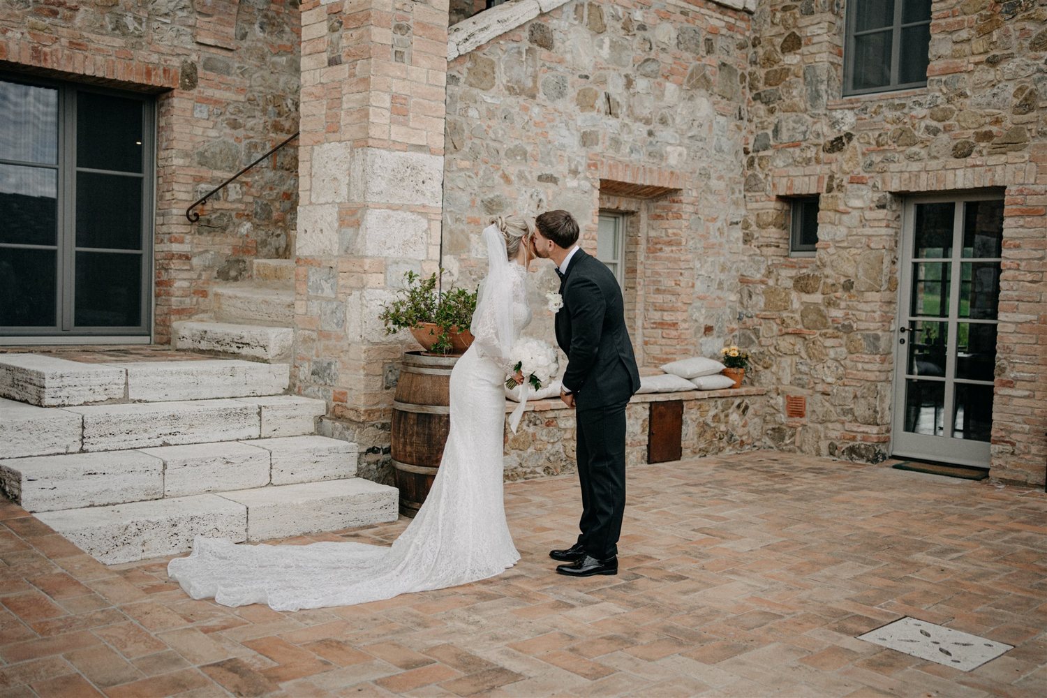 A first look in the stone courtyard