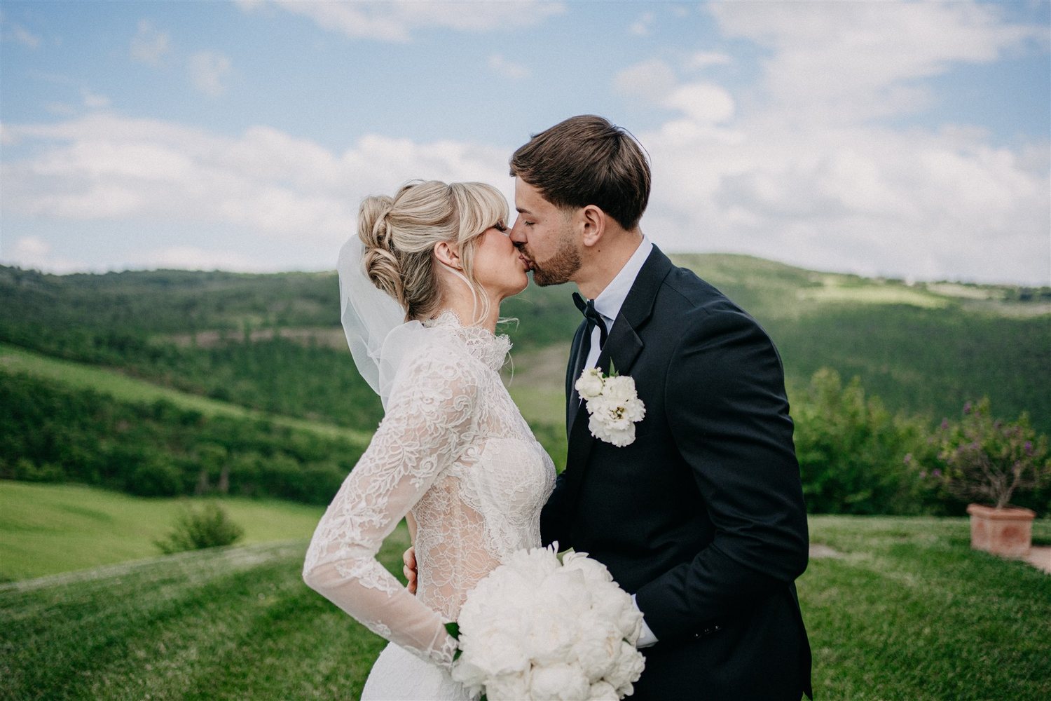 A kiss in the Tuscan countryside